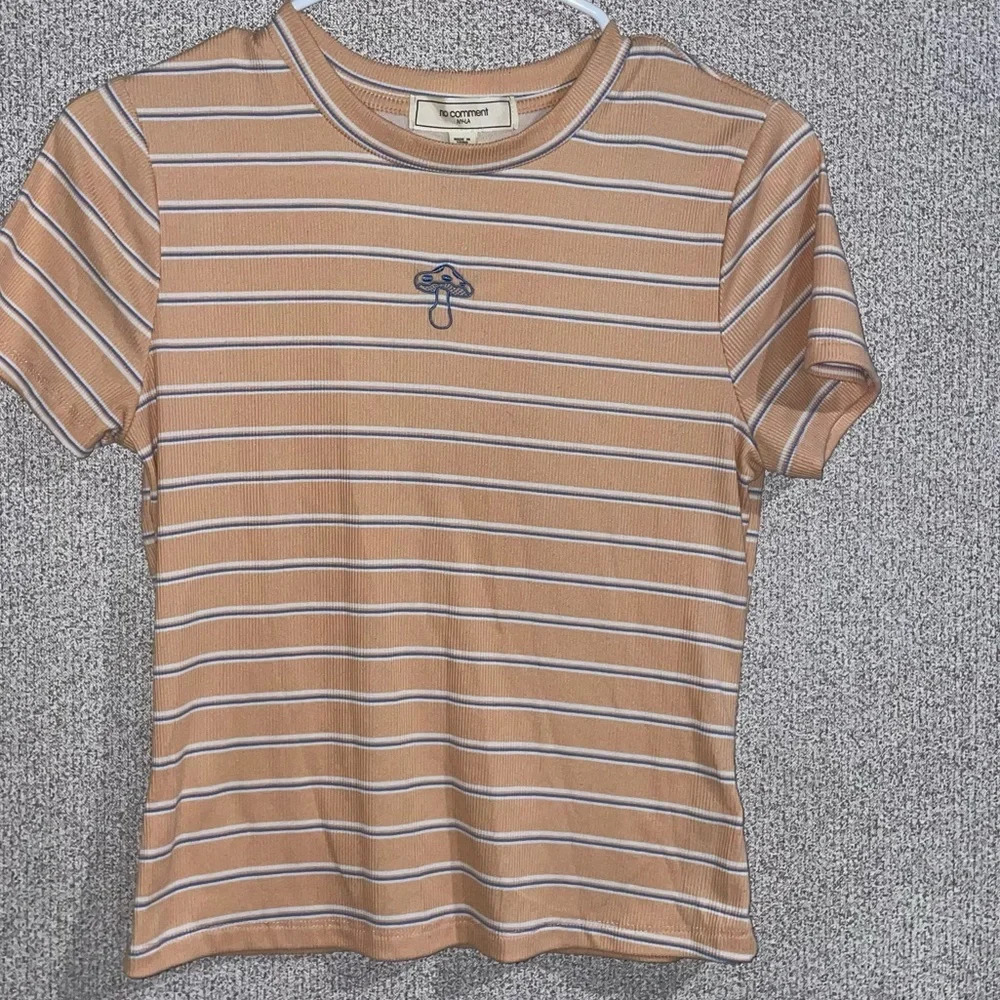 No‎ comment stripes short sleeve tee with mushroom embroidered design